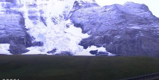 スイスの登山鉄道と にぎやかな中国人観光客